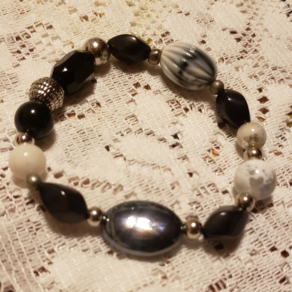 Women's fashion bracelet in black and white